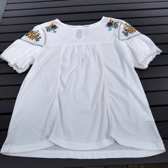 Francesca's Collections Tops - Embroidered Puff Sleeve Shirt